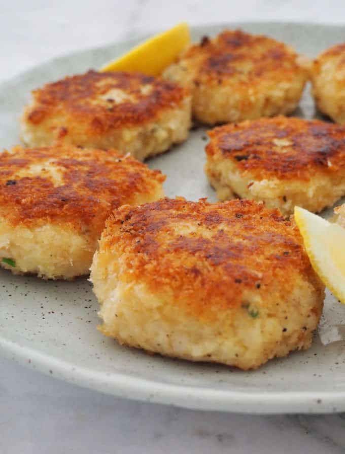 How to make an Easy Fish Cakes Recipe. This recipe is the perfect way to use up any leftover fish you may have. Both regular and Thermomix instructions included.