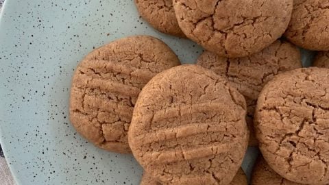 Sepiring Milo cookies crunchy dengan tekstur renyah dan warna cokelat menggoda