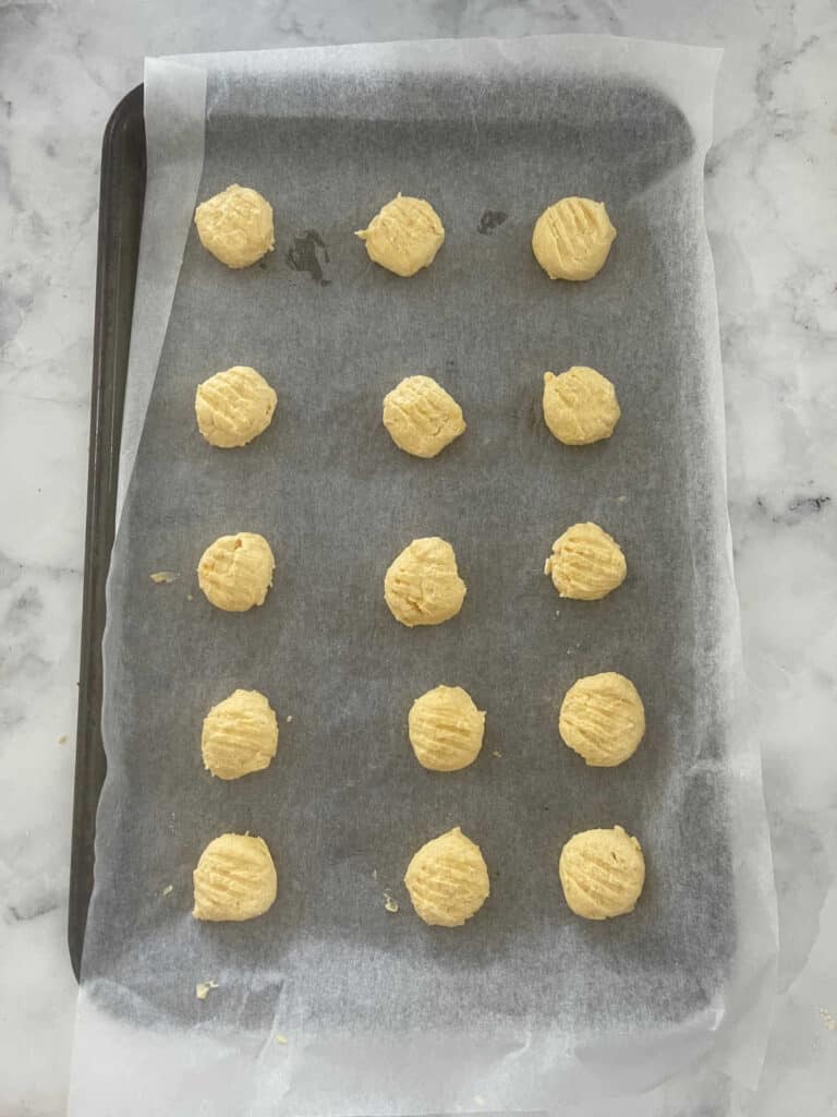 yo yo biscuits on a baking tray.