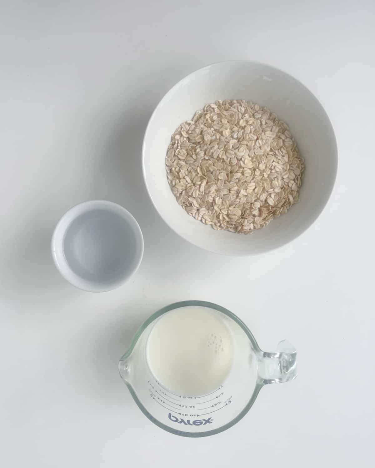 Ingredients to make porridge in a thermomix.